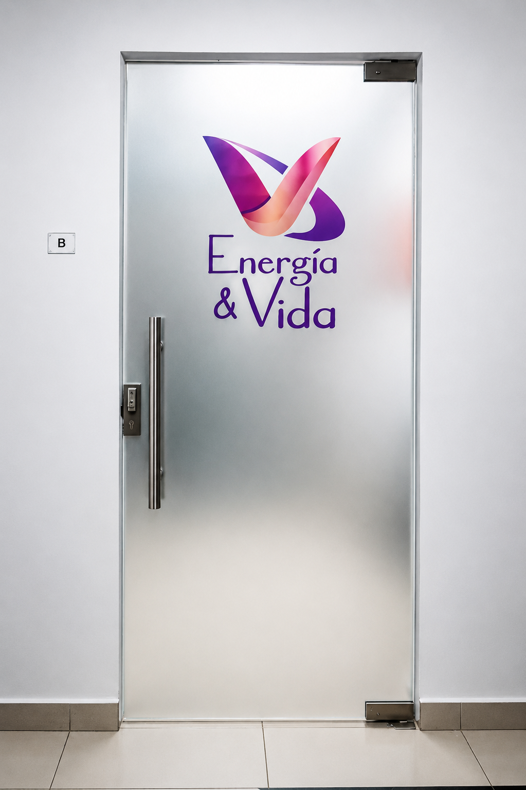 Puerta de cristal esmerilado con el logo de Energía y Vida